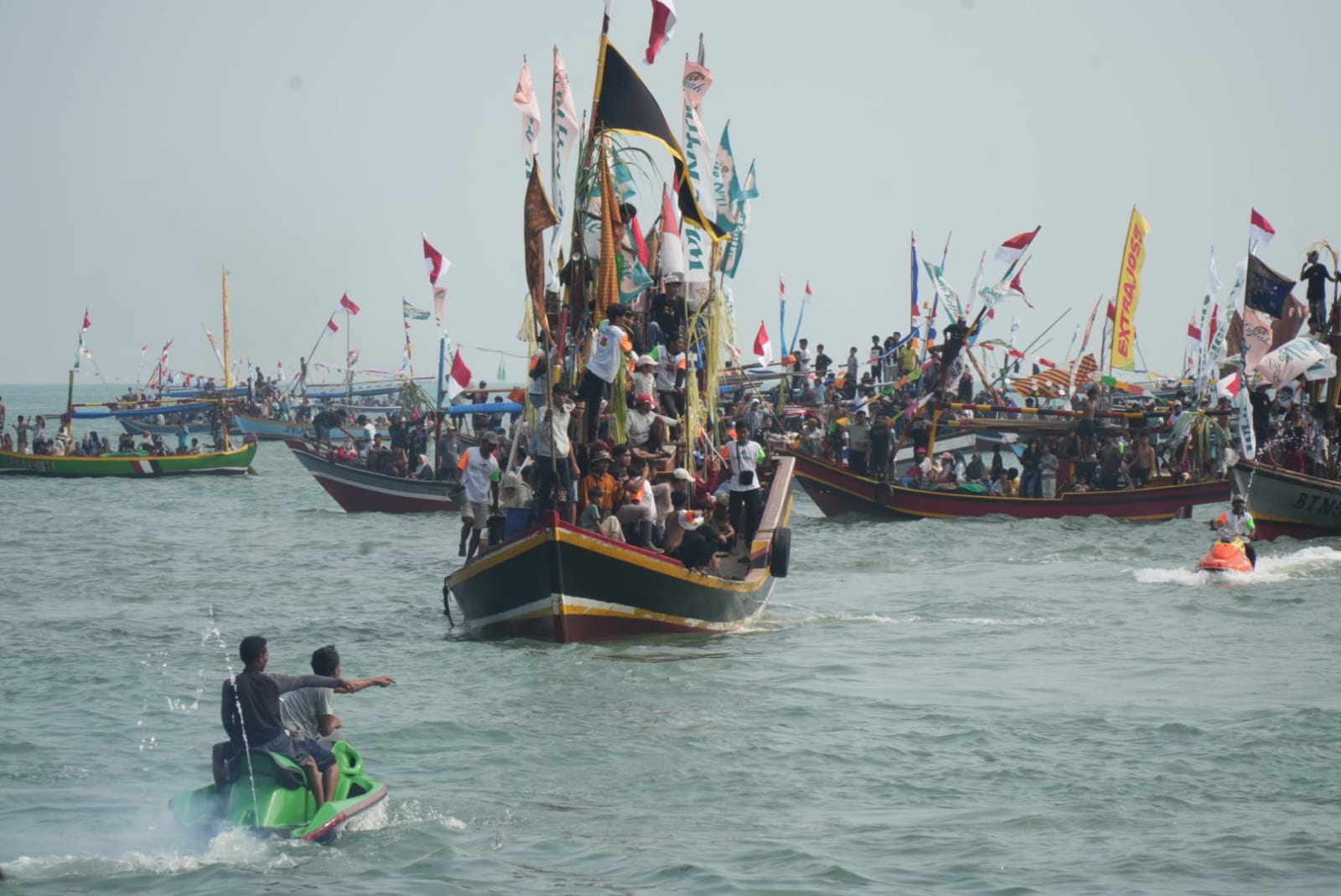 RUAT LAUT. Para nelayan Kecamatan Carita, Kabupaten Pandeglang, menggunakan perahunya untuk melakukan Ruat Laut, di Kawasan Pantai TPI dan Pantai Mutiara Carita, Minggu (28/6). (DOK. PROKOPIM SETDA PANDEGLANG)