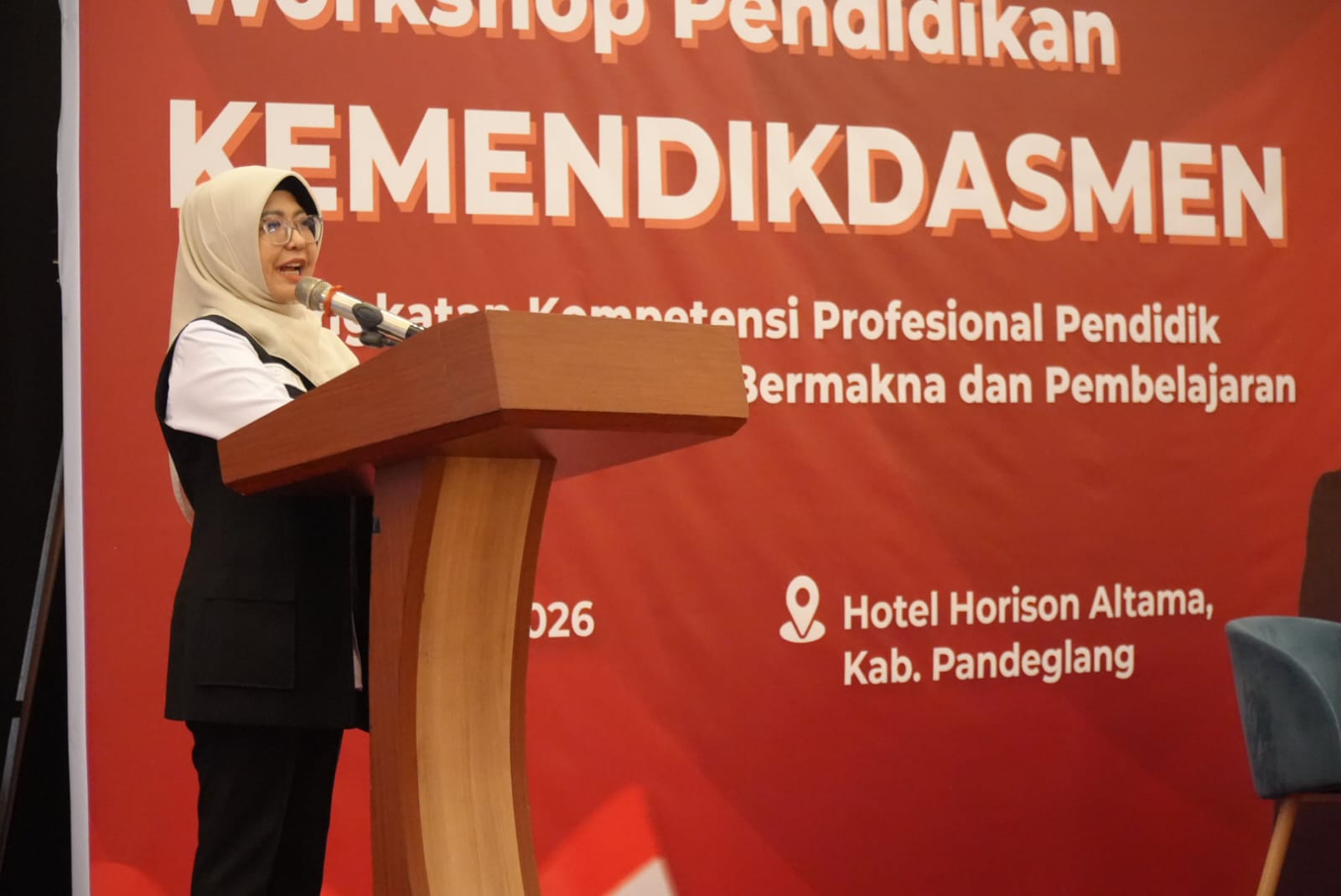 Bupati Pandeglang, Raden Dewi Setiani saat menyampaikan sambutan dalam acara Workshop Pendidikan Kemendikdasmen, di Hotel Horison Altama Pandeglang, Selasa (16/6/2026).(Istimewa)