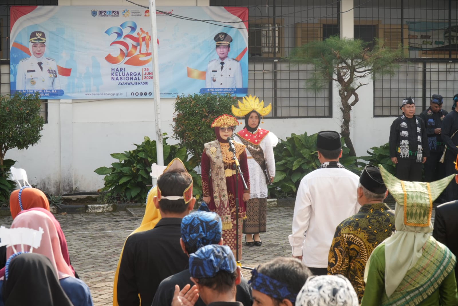 Bupati Pandeglang, Raden Dewi Setiani, memimpin Upacara Peringatan Hari Keluarga Nasional (Harganas) ke-33 Tahun 2026, Senin (29/6/2026). (Ist)