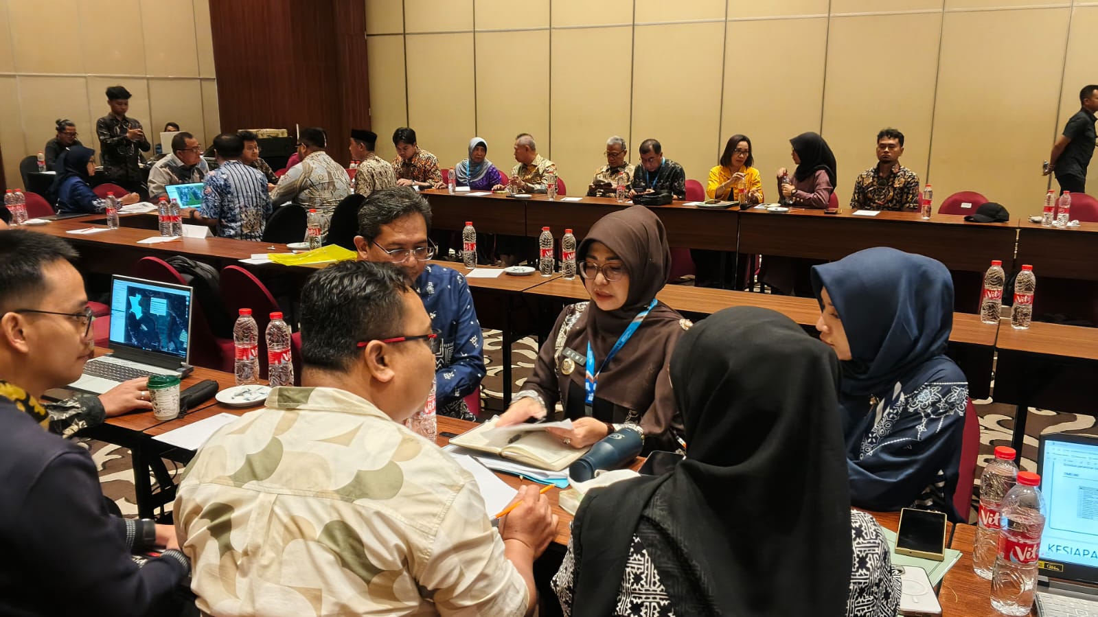 Bupati Pandeglang, Raden Dewi Setiani menyerahkan dokumen lahan calon lokasi pembangunan Sekolah Nasional Terintegrasi kepada Kemendikdasmen.(Istimewa)