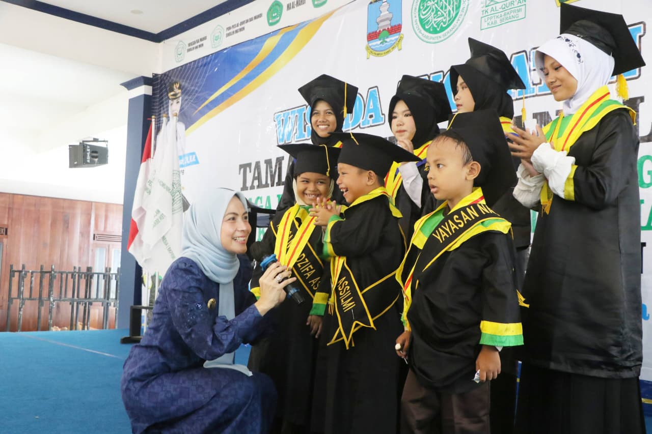 Bupati Serang Ratu Rachmatuzakiyah usai menghadiri Wisuda Angkatan XXVI Taman Pendidian Al Qur’an Lembaga Pembinaan dan Pengembangan TK Al-Qur'an Badan Komunikasi Pemuda Remaja Masjid Indonesia atau LPTKA BKPRMI Kabupaten Serang Tahun 2026 di Gedung Serba Guna Ponpes Bai Mahdi Soleh Ma’mun Desa Sindangheula, Kecamatan Pabuaran pada Minggu (7/6). HUMAS PEMKAB SERANG