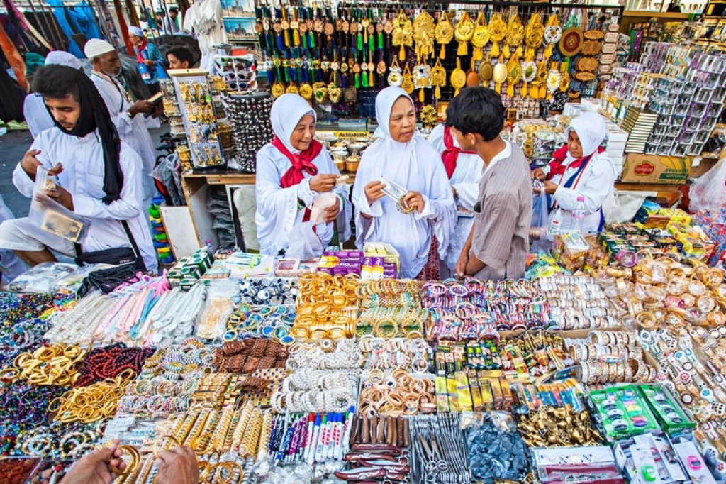 Salah satu toko oleh-oleh di Makkah. Foto : Ist