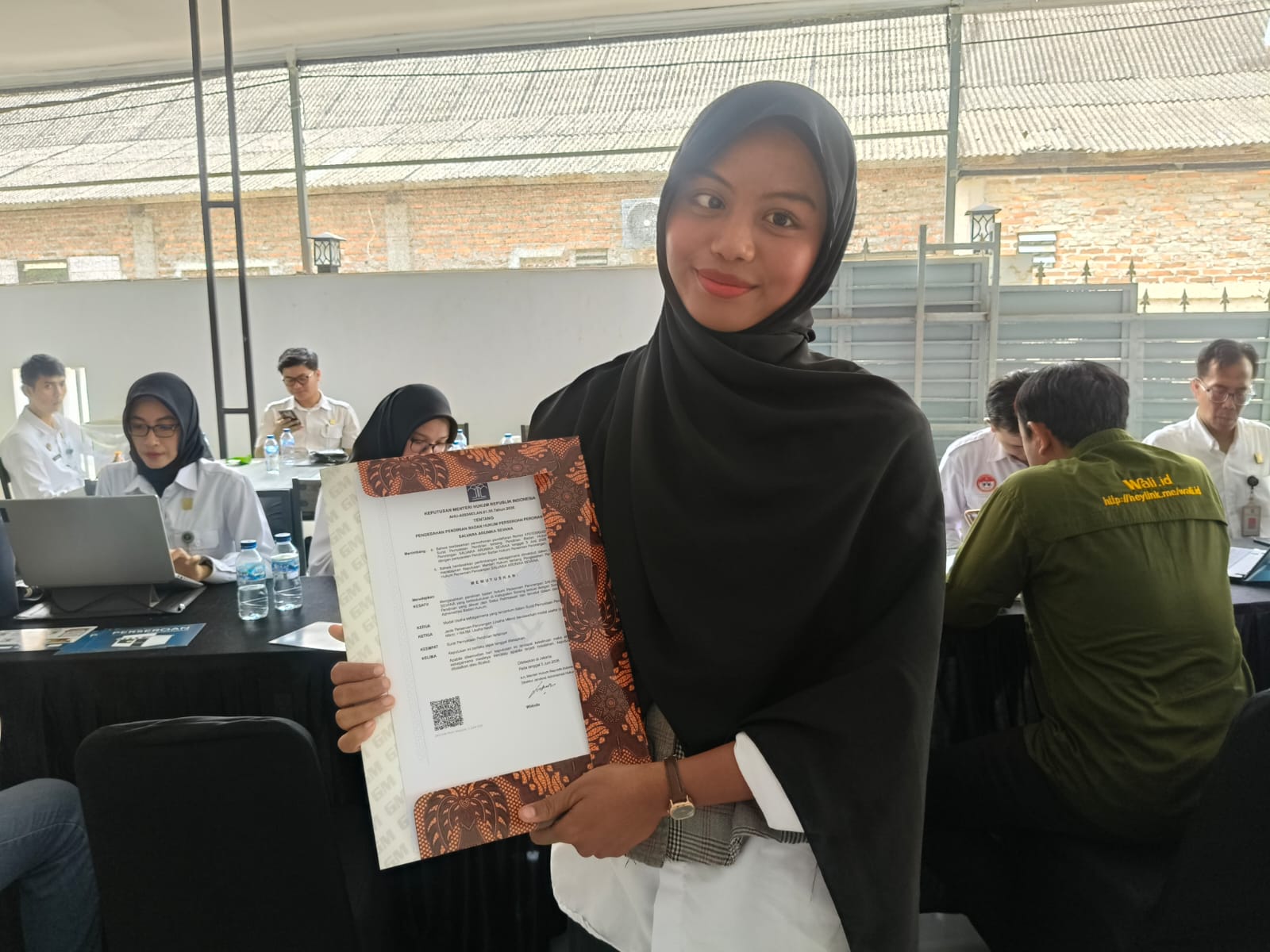 Salsa Rahmawati, mahasiswi Semester VI Program Studi Manajemen Ritel Unbaja yang menerima sertifikat Perseroan Perorangan pada kegiatan Sosialisasi Perseroan Perorangan dan Merek. Foto : Dok Kemenkum Banten