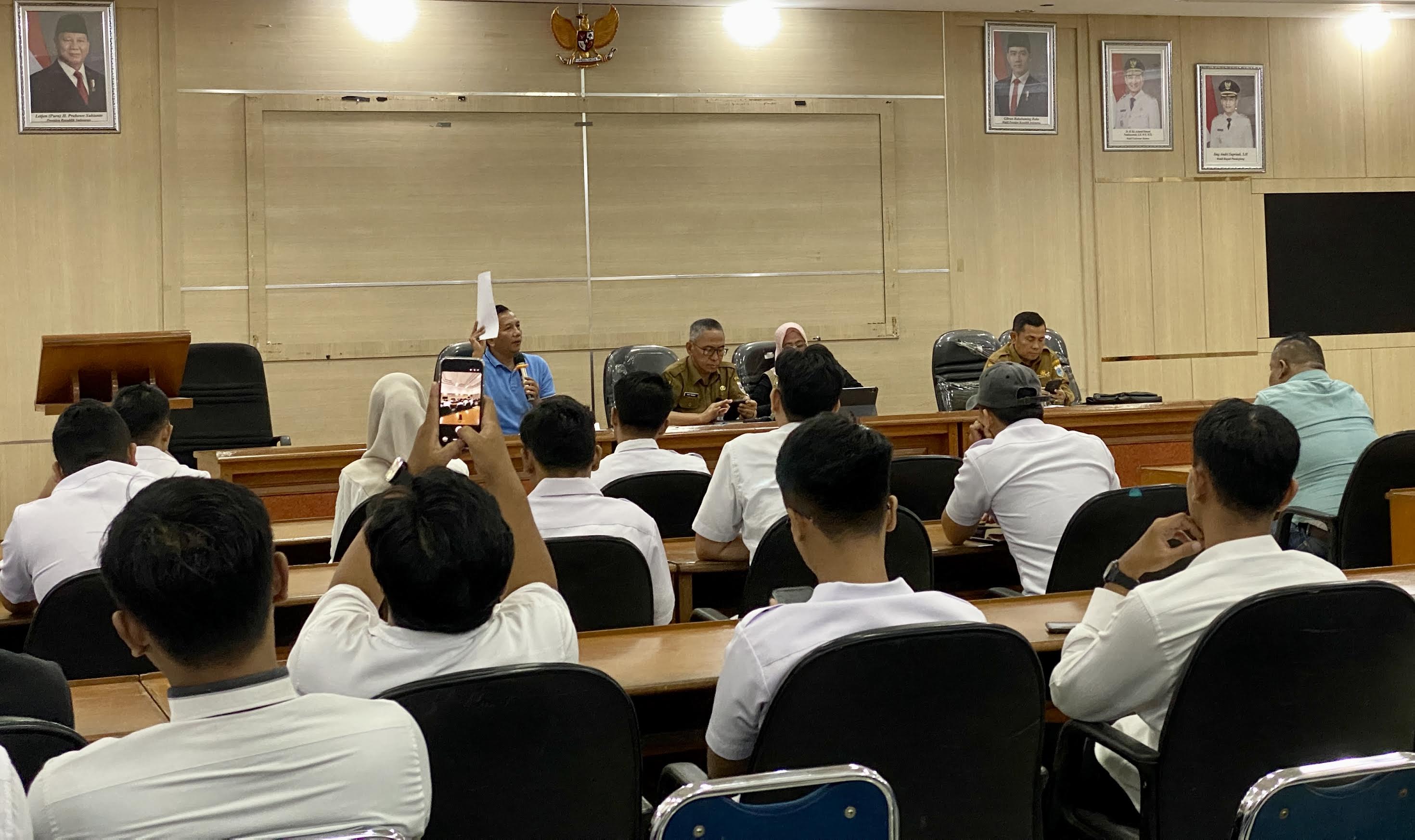 Pihak Satgas MBG Kabupaten Pandeglang sedang memberikan peringatan dan arahan kepada para pihak SPPI dan yayasan atau pengelola dapur SPPG, di Oproom Setda Pandeglang, Selasa (24/2). (DOK. TANGSEL POS)