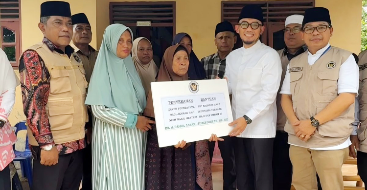 Wakil Menteri Haji dan Umrah (Wamenhaj), Dahnil Anzar Simanjuntak, mengunjungi kediaman Nek Sania di Serdang Bedagai pada Sabtu (20/6/2026). Foto : Ist