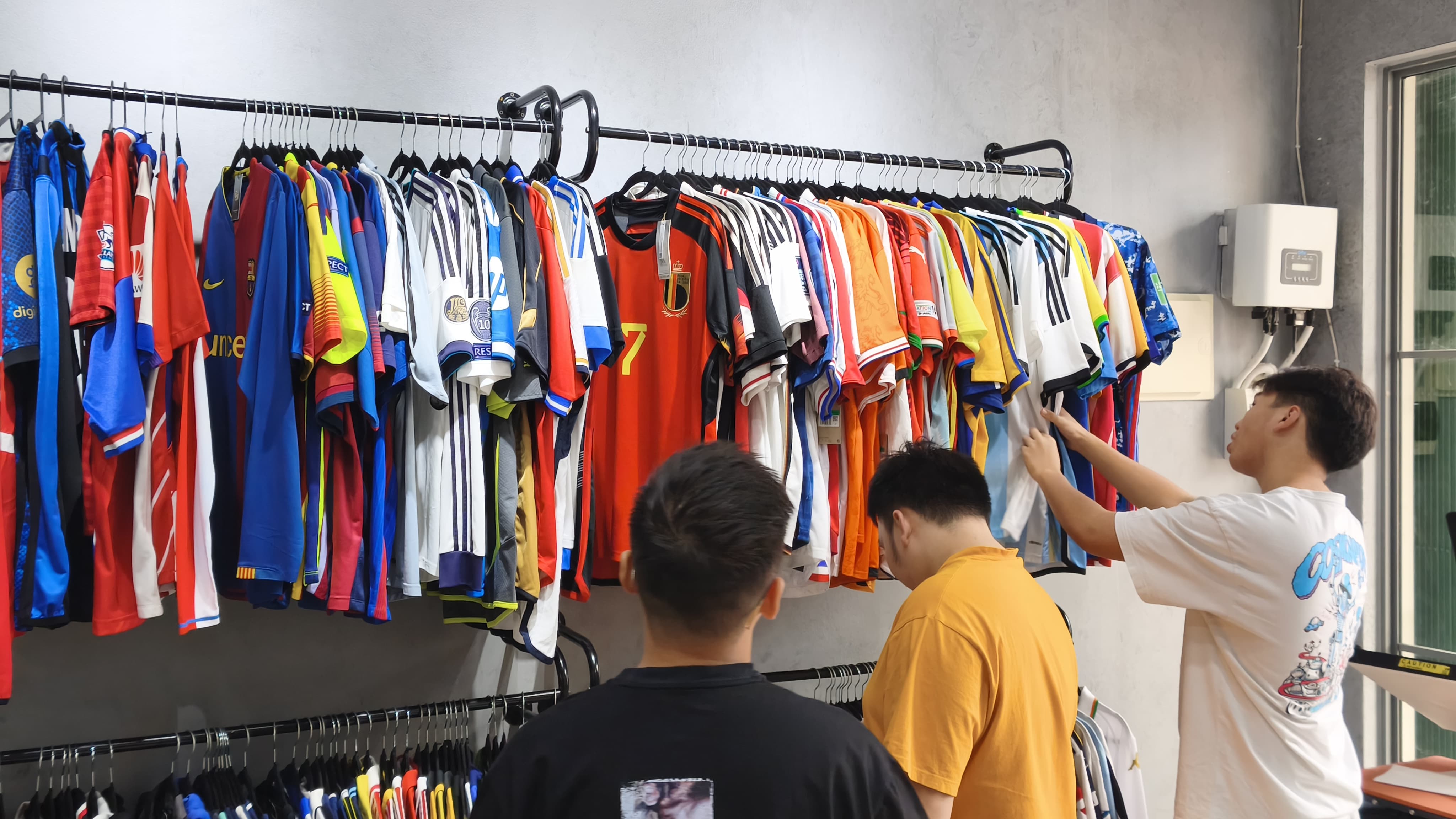 Suasana pelanggan saat memilih koleksi jersey di Steal My Jersey, Gading Serpong, Tangerang Selatan. Toko jersey kolektor yang baru dibuka tersebut menawarkan berbagai jersey sepak bola vintage dan modern, serta menjadi tempat berkumpul bagi komunitas pecinta sepak bola dan kolektor jersey. Foto : Emir MG