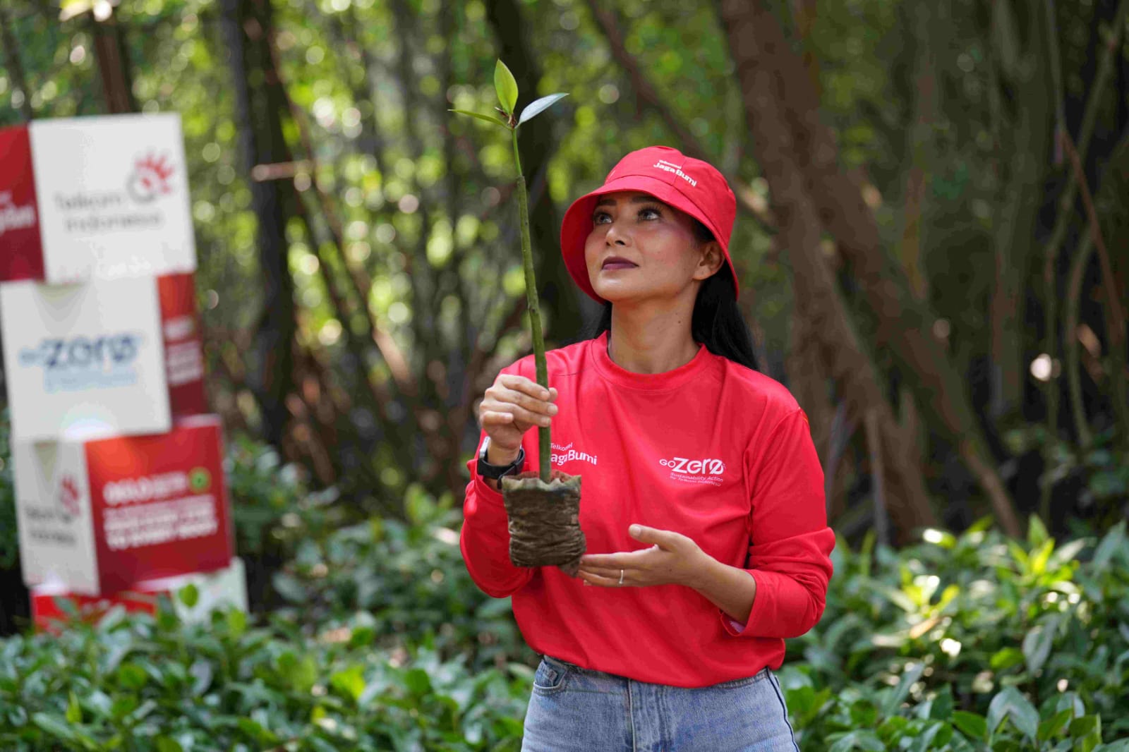 Penanaman perdana 1.000 pohon mangrove di Taman Wisata Alam Angke, Jakarta Utara, sebagai tindak lanjut nyata dari Telkomsel Digiland Run 2026 “The RACEvolution”, Selasa (23/6/2028).