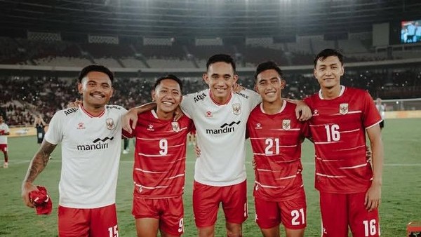 Beckham Putra Nugraha (no 9) bersama skuad Timnas. Foto : Ist