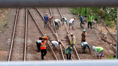 Pembangunan rel kereta. Foto : Ist