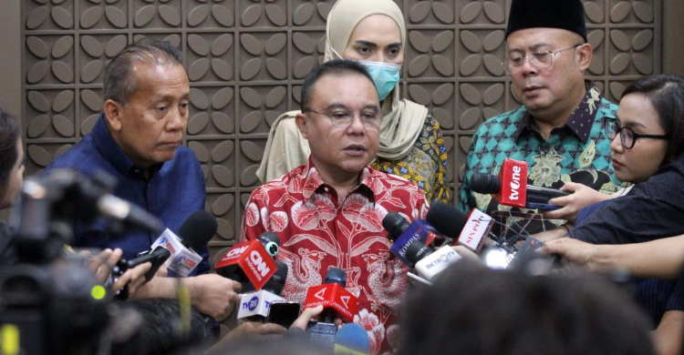 Wakil Ketua DPR Sufmi Dasco Ahmad (batik merah) saat konferensi pers. Foto : Ist