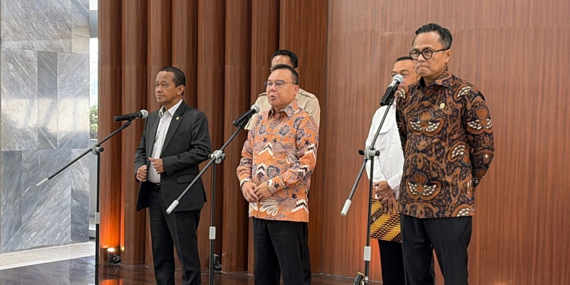 Wakil Ketua DPR Sufmi Dasco Ahmad (tengah) saat menggelar jumpa pers di Gedung Danantara seusai rapat koordinasi. Foto : Ist