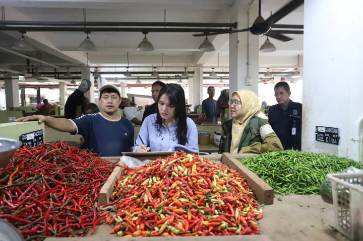 Petugas dari Dinas Ketahanan Pangan Kota Tangerang, sedang Cek pasokan dan harga pangan di Pasar Anyar Kota Tangerang.
