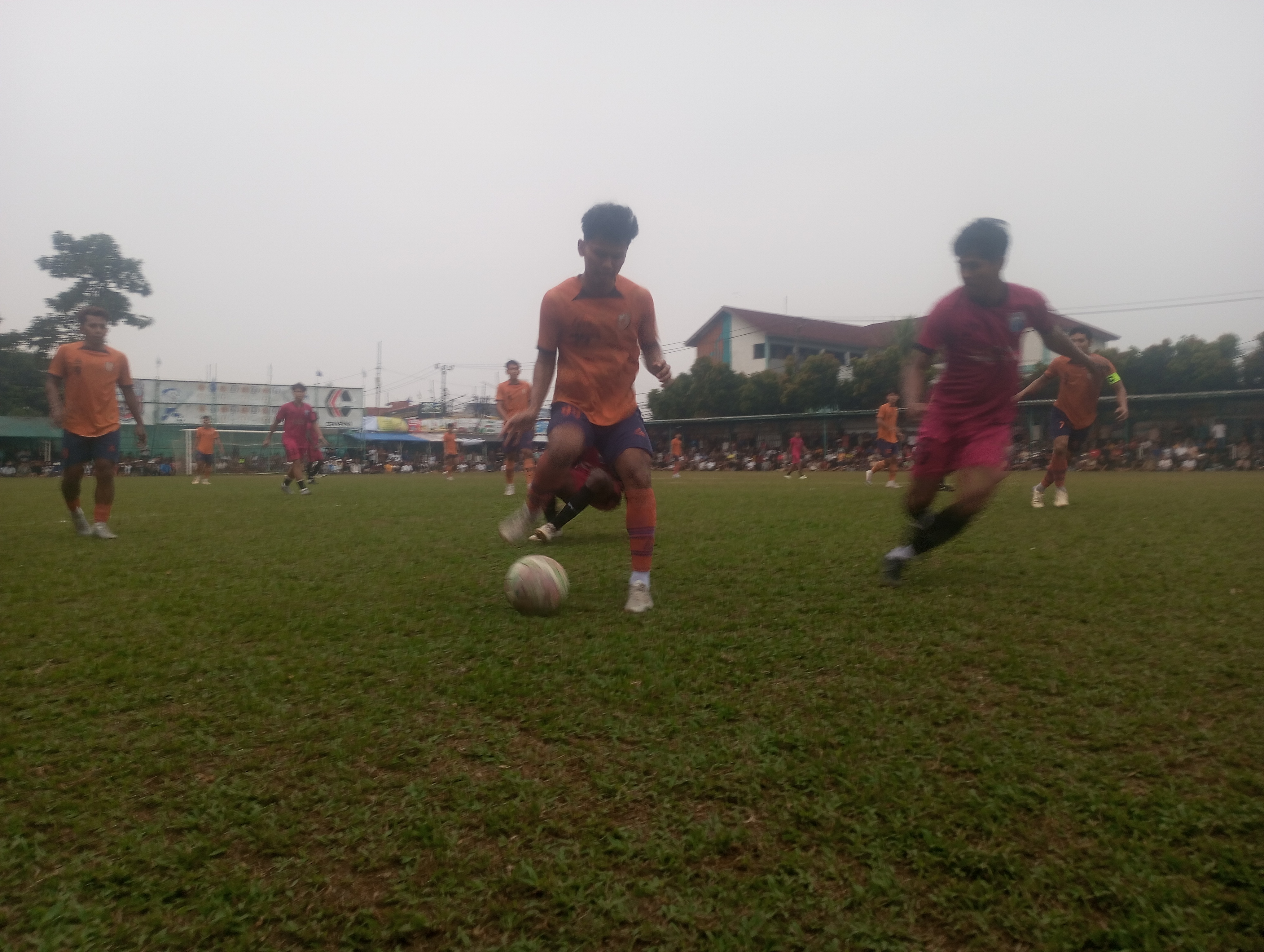 Pemain Dejan FC, Wawan menguasai bola pada laga lawan Alma FC di babak 8 besar, Senin (01/06/2026).(tangselpos.id).