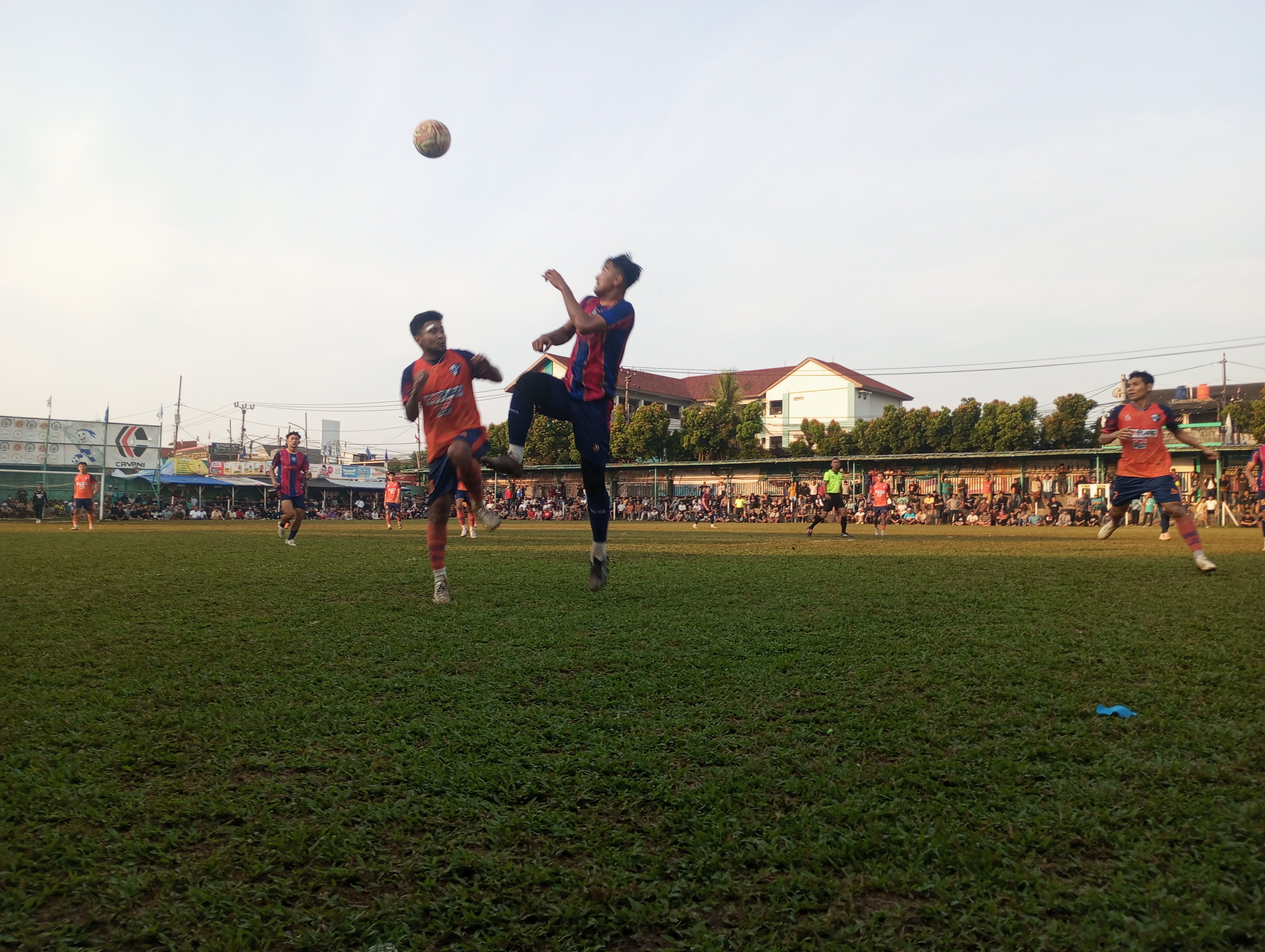 Bek kanan Dejan FC, Reza Jaul (kiri) berduel di udara dengan Bek kiri Hoky FC, Wandi pada laga semifinal Pakujaya Cup XI, Jumat (07/06/2026).(tangselpos.id).