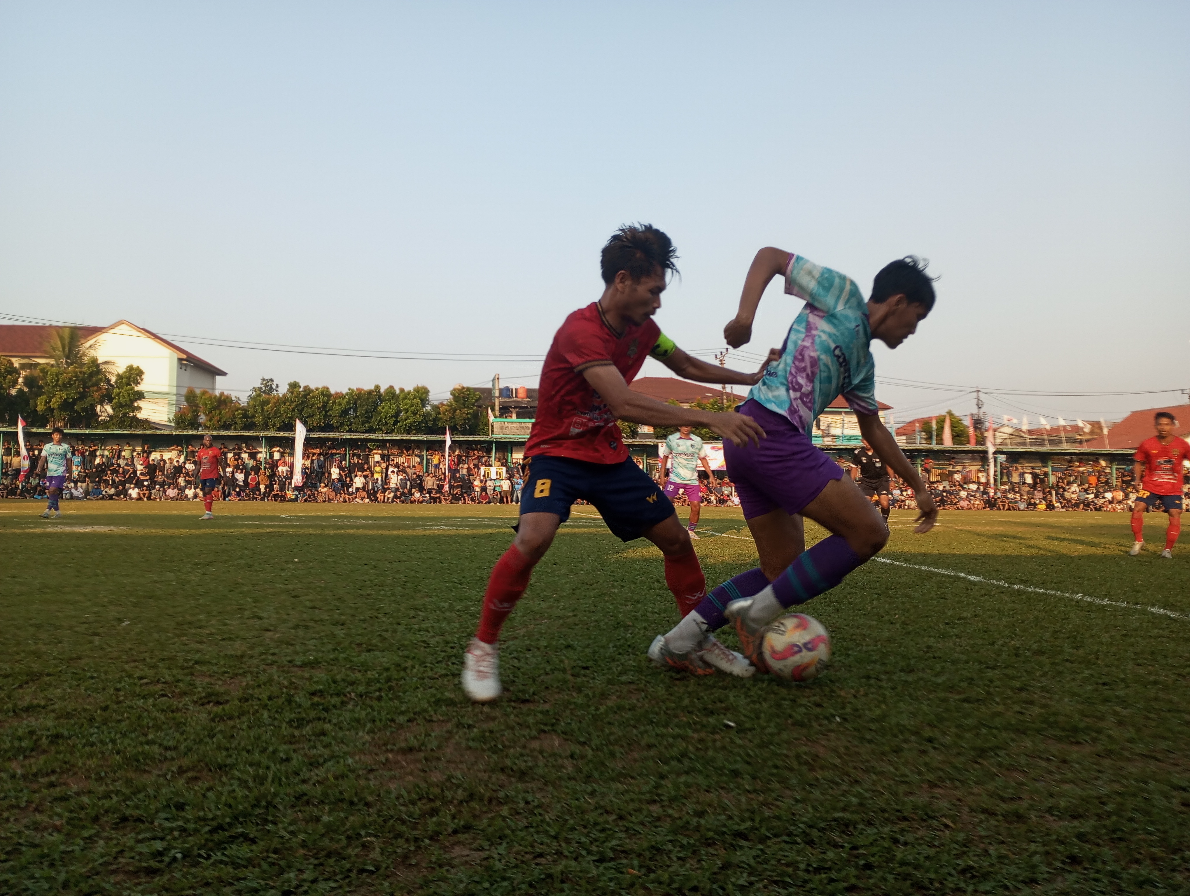 Kapten HBB Boy, Eka Encek berduel dengan gelandang Dejan FC, Duta pada laga final, Minggu (07/06/2026).(tangselpos.id)