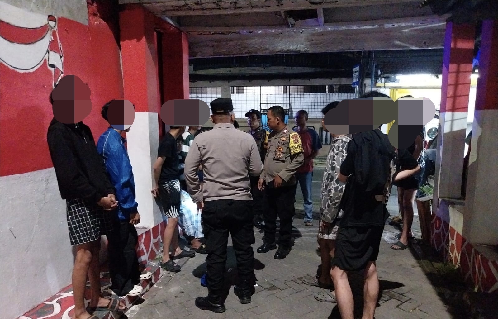 Apara Kepolisian Sektor (Polsek) Jatiuwung saat mengamankan para remaja yang diduga akan melakukan tawuran. ISTIMEWA
