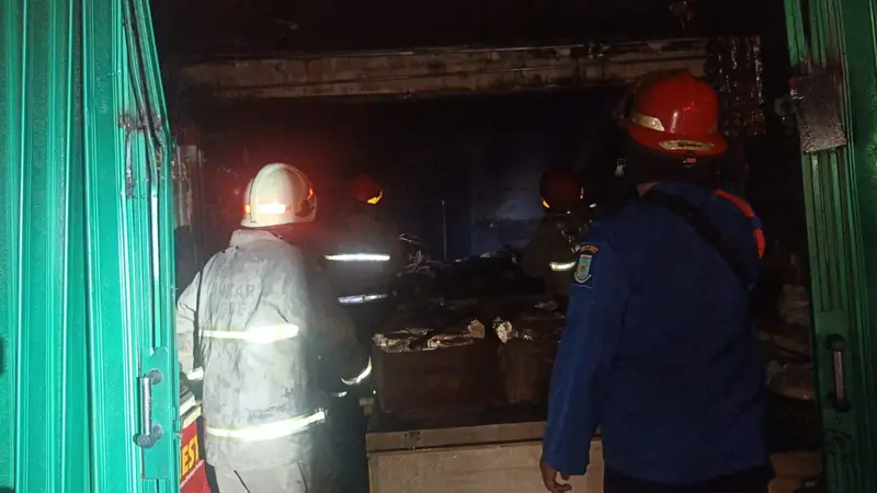 Kebakaran di toko frozen food yang berada di Jalan Lele Raya, RT 001 RW 005, Kelurahan Bambu Apus, Kecamatan Pamulang. Foto ; Ist