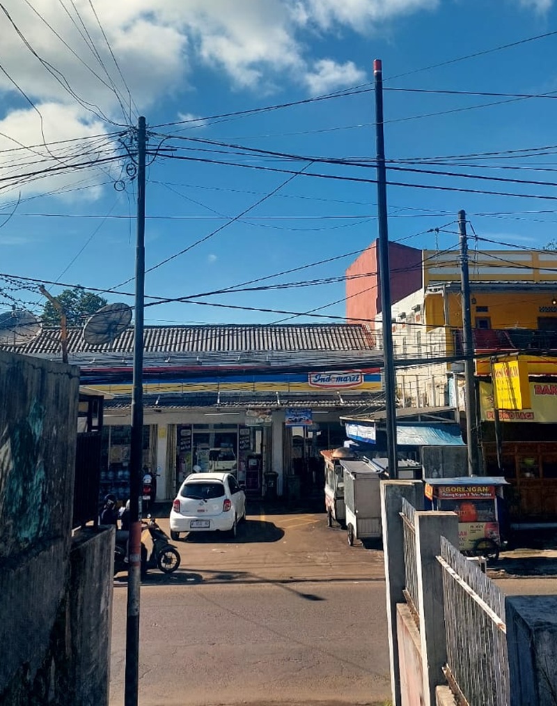Tiang internet milik perusahaan provider MyRepublic berdiri di area warga di Kelurahan Karaton, Kecamatan Majasari, Kabupaten Pandeglang, Kamis (4/6/2026).(Istimewa)