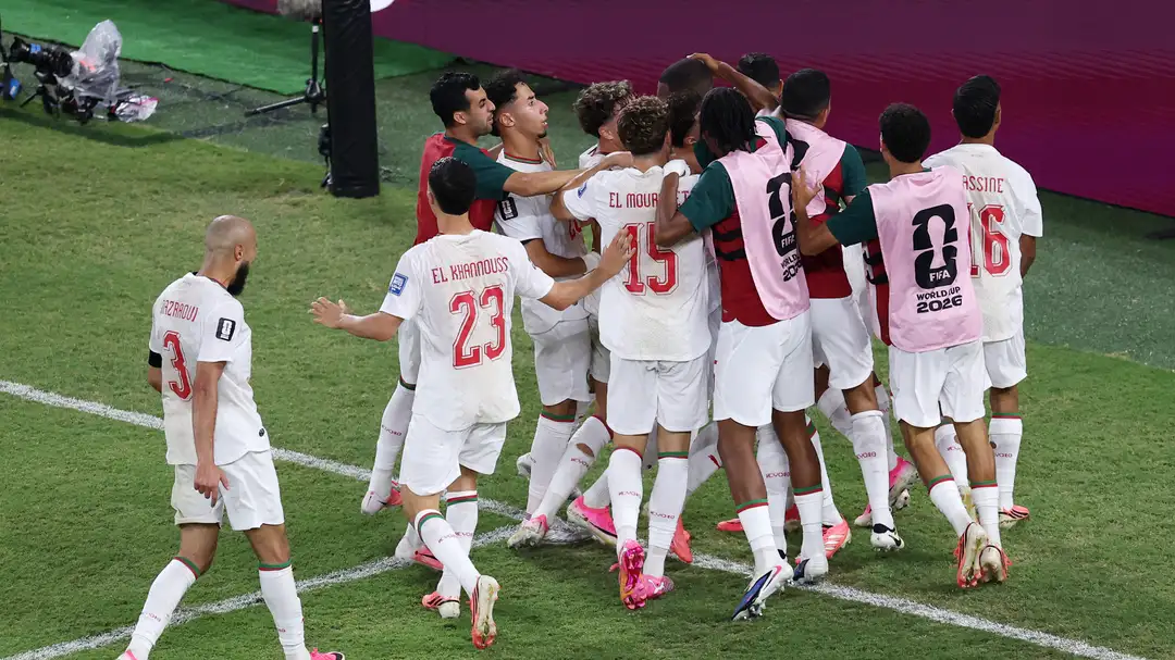 Selebrasi Timnas Maroko usai menang lewat adu pinalti 3-2 kalahkan Belanda. Foto : Ist