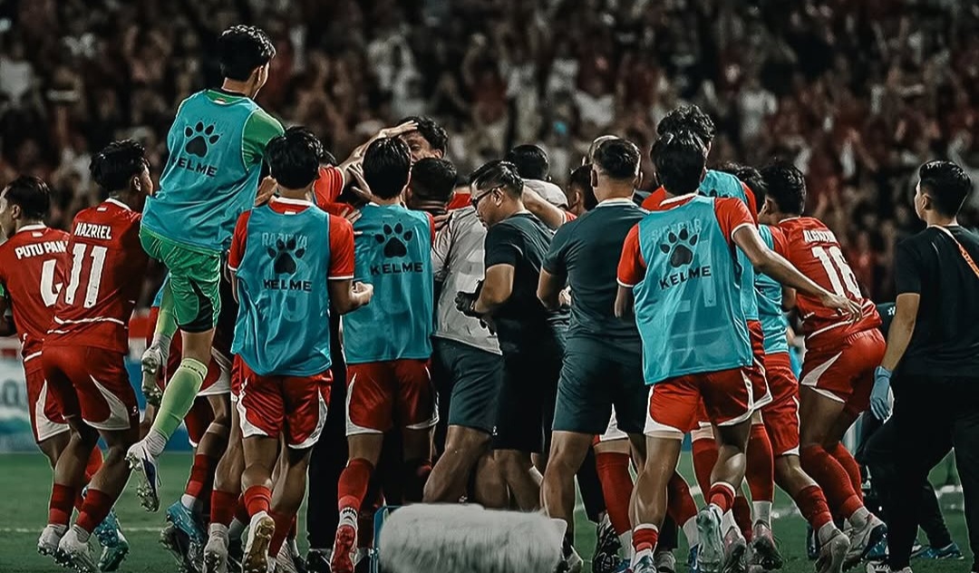 Selebrasi pasukan Nova Arianto usai menang dramatis 2-1 dari Vietnam. Foto : Ist