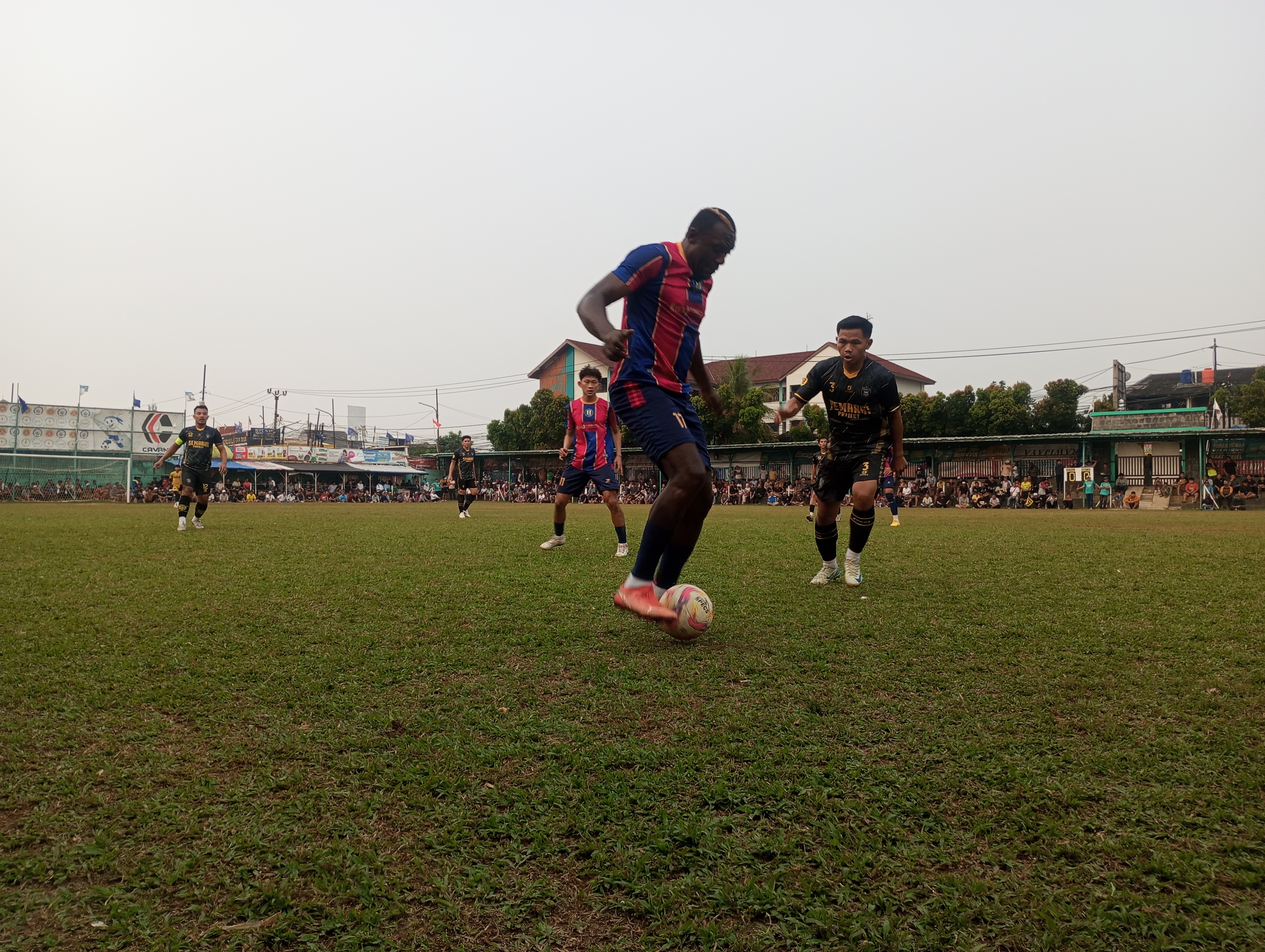 Rekrutan anyar Hoky FC, Herman Dzumafo kuasai bola pada laga lawan Putra Porciba, Rabu (03/06/2026).(tangselpos.id).