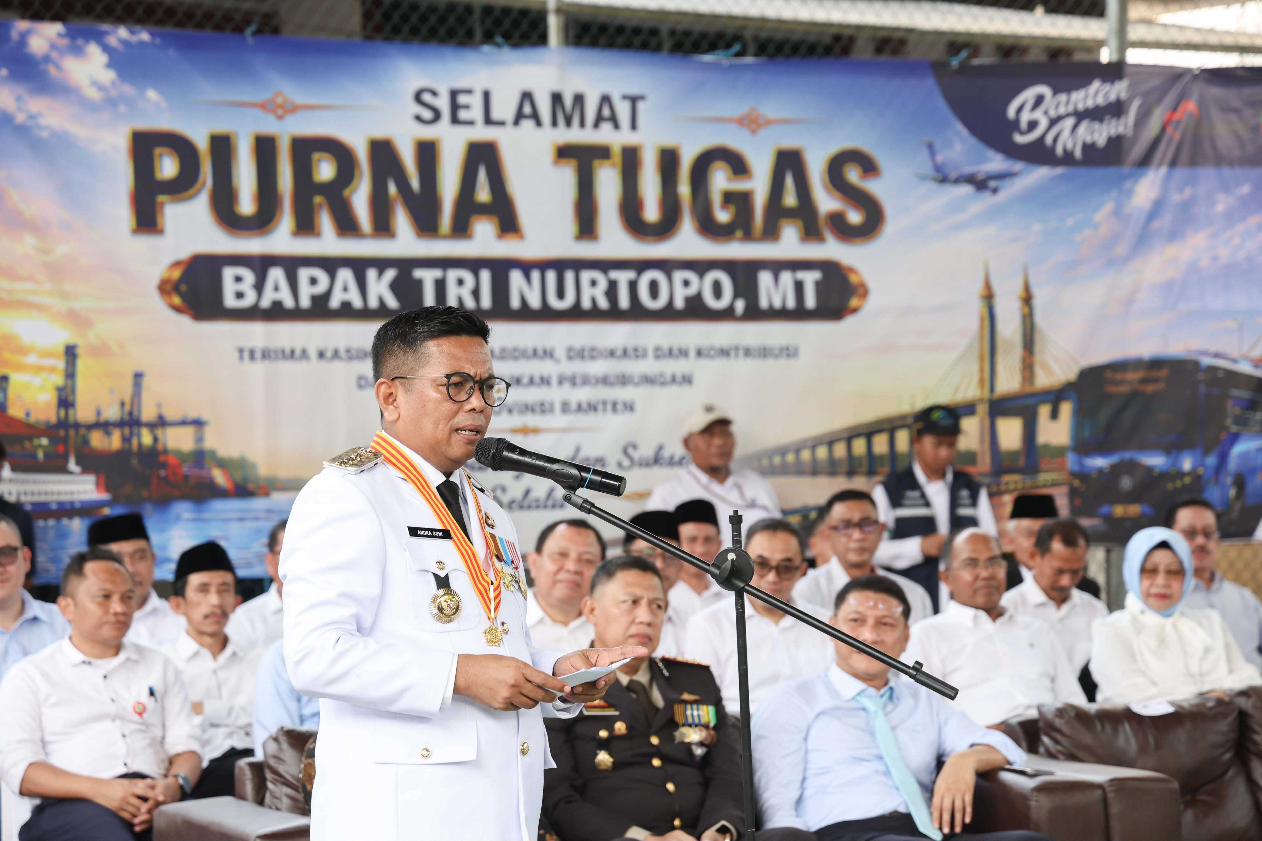 Gubernur Banten Andra Soni melepas dua pejabat eselon II yang memasuki masa purna tugas di lapangan indoor kantor Dishub Provinsi Banten, KP3B, Kota Serang, Senin (1/6).