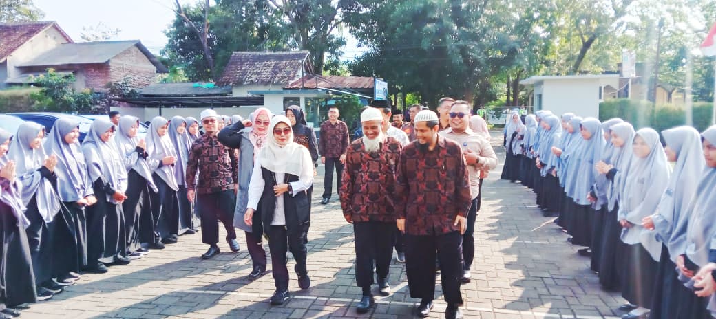 Bupati Pandeglang, Raden Dewi Setiani saat melakukan kunjungan ke Ponpes Ibad Ar rahman Islamic Boarding School, Kecamatan Cimanuk, Kamis (18/6/2026).(Istimewa)