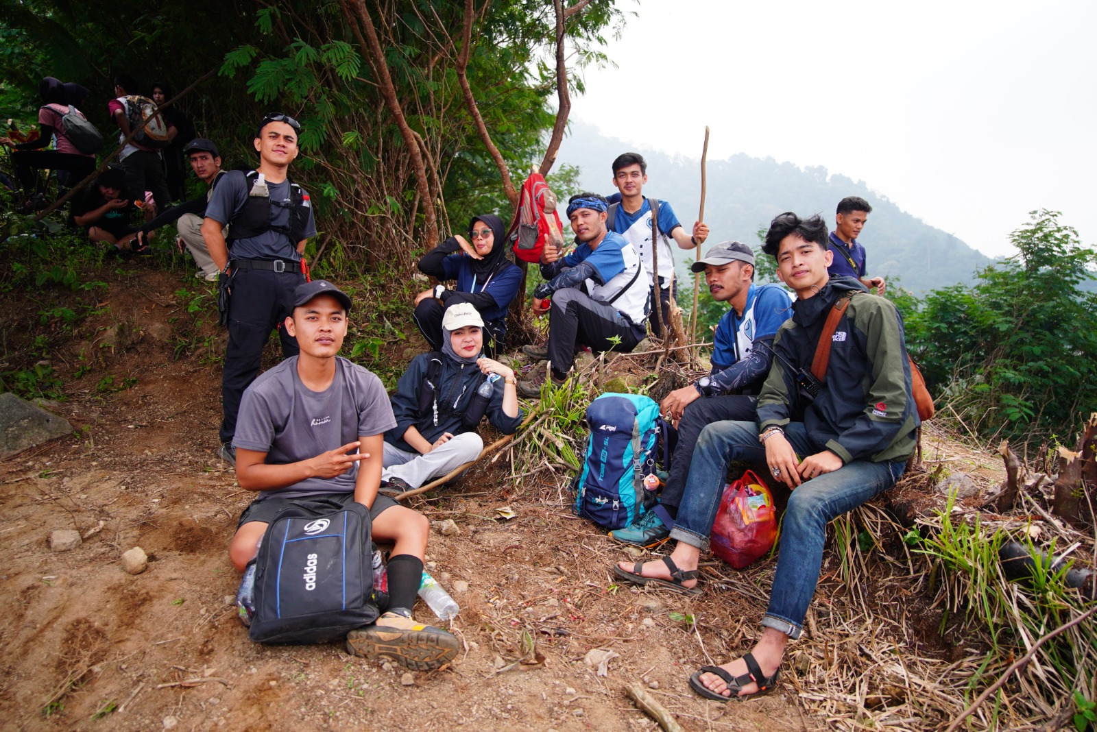Para pendaki tengah beristirahat di tengah pendakian menuju puncak Gunung Karang, Pandeglang, Sabtu (20/6/2026).(Istimewa)