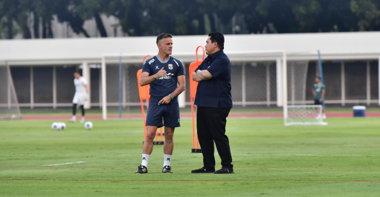 Ketum PSSI, Erick Thohir saat meninjau latihan skuad Timnas asuhan John Herdman saat di Lapangan ABC Senayan. Foto : Ist