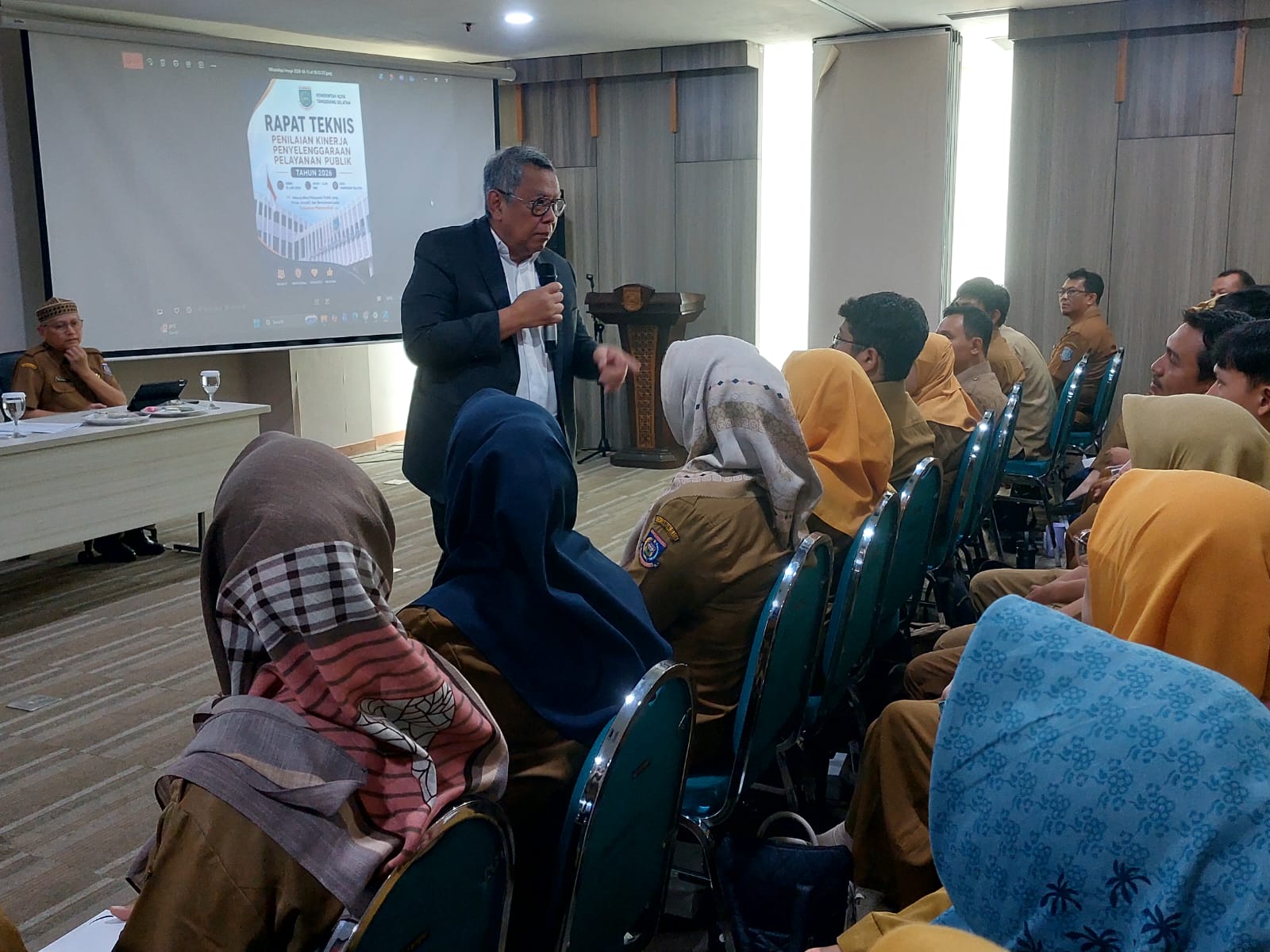 Wali Kota Tangsel, Benyamin Davnie dalam rapat teknis penilaian kinerja penyelenggaraan pelayanan publik.