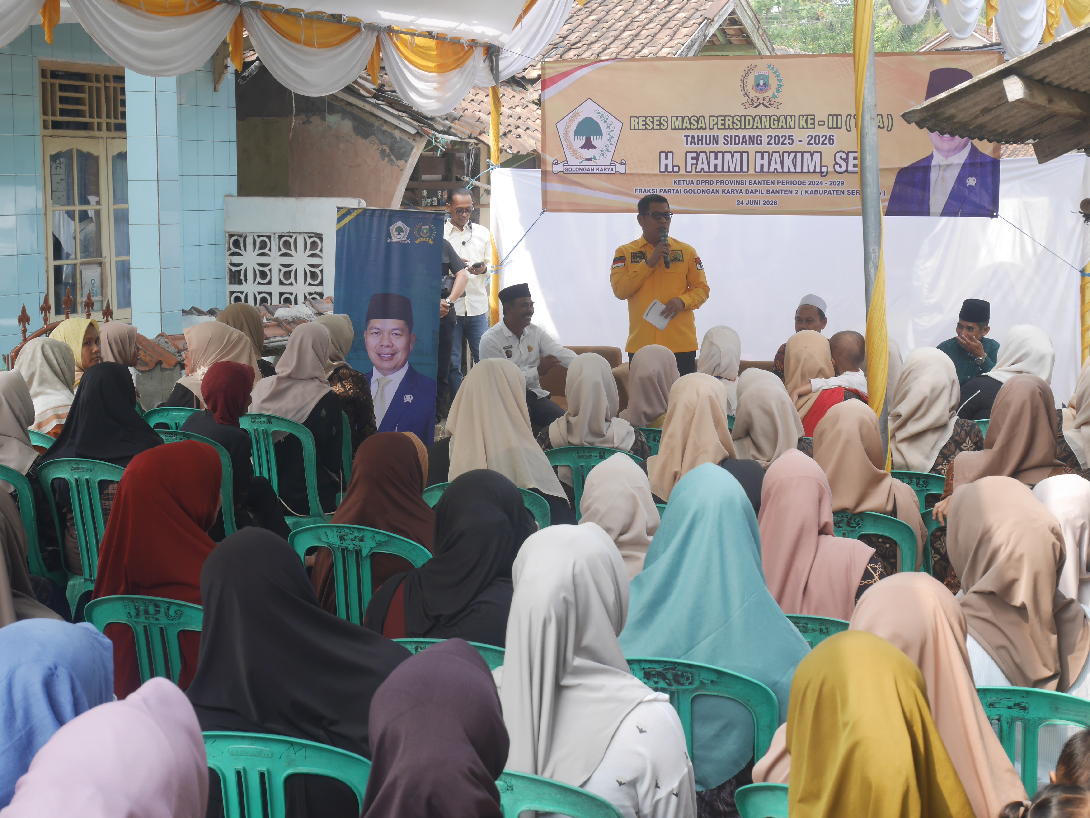 Ketua DPRD Banten, Fahmi Hakim, saat menyampaikan sambutan dalam acara reses di Desa Baros, Kecamatan Baros, Kabupaten Serang, Rabu (24/6/2026) siang.(Ari Supriadi-tangselpos.id.)