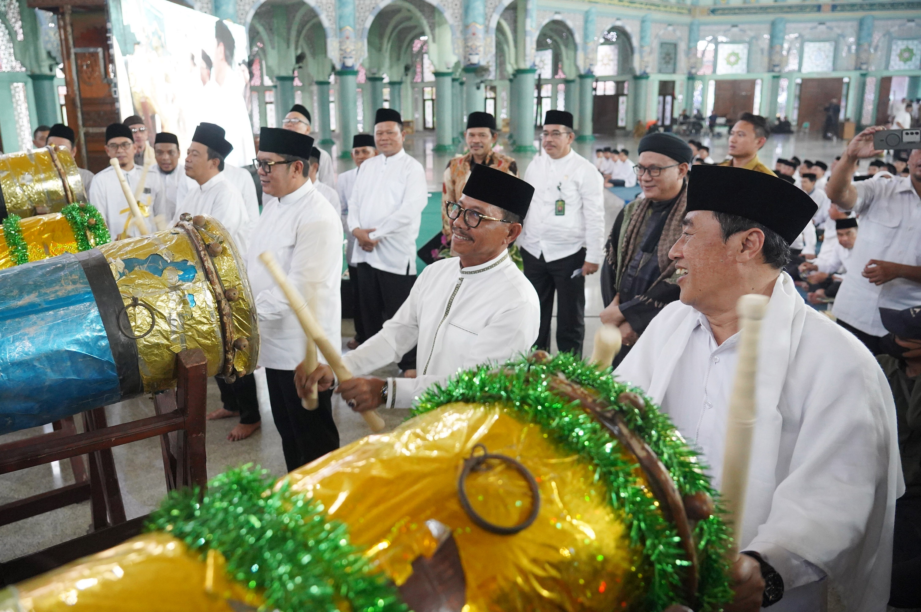 Wali Kota  Tangerang,  Sachrudin,  melakukan pukul  bedug untuk  dibukanya kegiatan  pembukaan  Festival Al-A’zhom  ke 13 di Masjid  Raya Al A’zhom Jl.  Satria Sudirman,  Kecamatan  Tangerang, Kota  Tangerang, Senin (15/6).