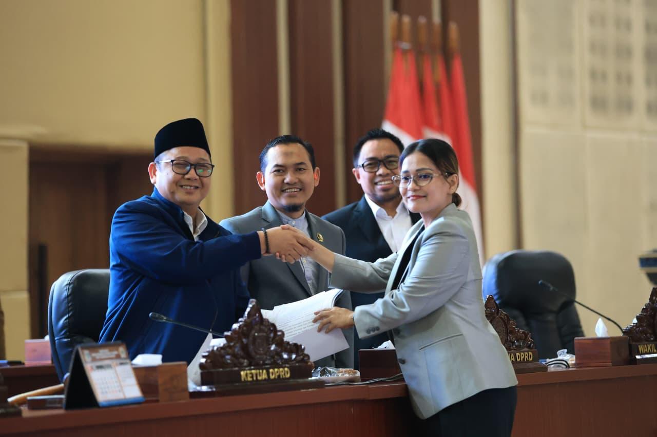USULKAN RAPERDA - Fraksi PDIP menyampaikan usulan Raperda Penyelenggaraan Jaminan Sosial Ketenagakerjaan dalam rapat paripurna, Senin (22/6).