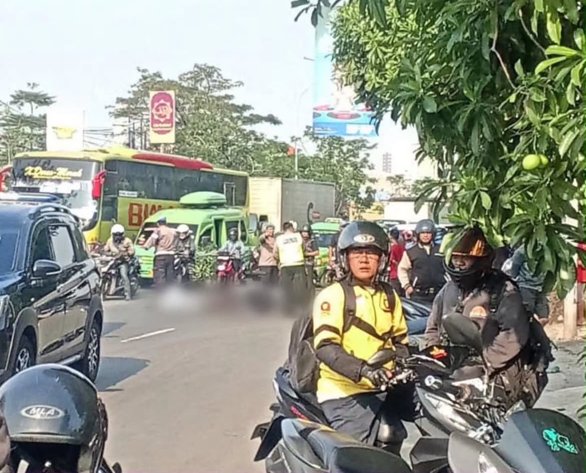 Suasana di Jalan Jenderal Sudirman Tangerang saat kecelakaan terjadi, kemarin. ISTIMEWA