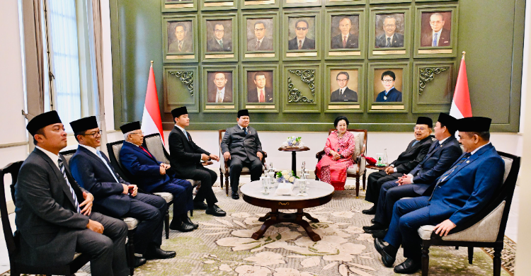 Presiden Prabowo, Wapres Gibran serta Megawati berbincang santai selepas Upacara Peringatan Hari Lahir Pancasila ke-81. Foto : Ist