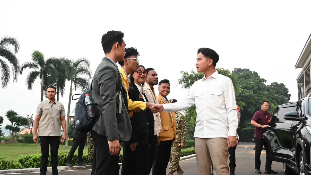 Wakil Presiden (Wapres) Gibran Rakabuming mengajak lima perwakilan mahasiswa dalam kunjungan kerja (kunker) ke Ende, Gorontalo serta Wilayah Papua. Foto: BPMI Setwapres
