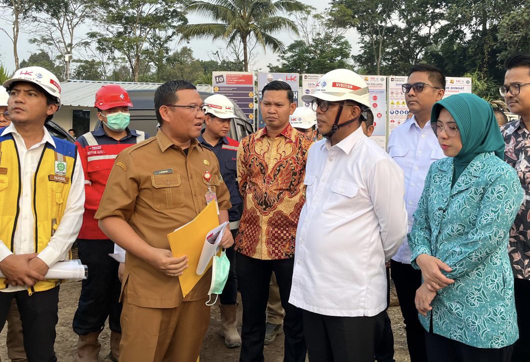 Gubernur Banten Andra Soni, didampingi sang istri dan jajaran lainnya, sedang memantau secara langsung progres pembangunan Sekolah Rakyat, di di Kampung Koranji, Desa Koranji, Kecamatan Cadasari, Kabupaten Pandeglang, Senin (8/6). (NIPAL SUTIANA/TANGSEL POS)