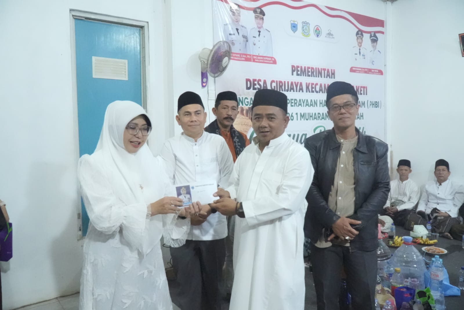 Bupati Pandeglang, Raden Dewi Setiani bersama Kepala Desa Girijaya, Tedi Setiadi dalam acara Peringatan Tahun Baru Islam 1 Muharram 1448 Hijriah, Senin (15/6/2026) malam.(Istimewa)