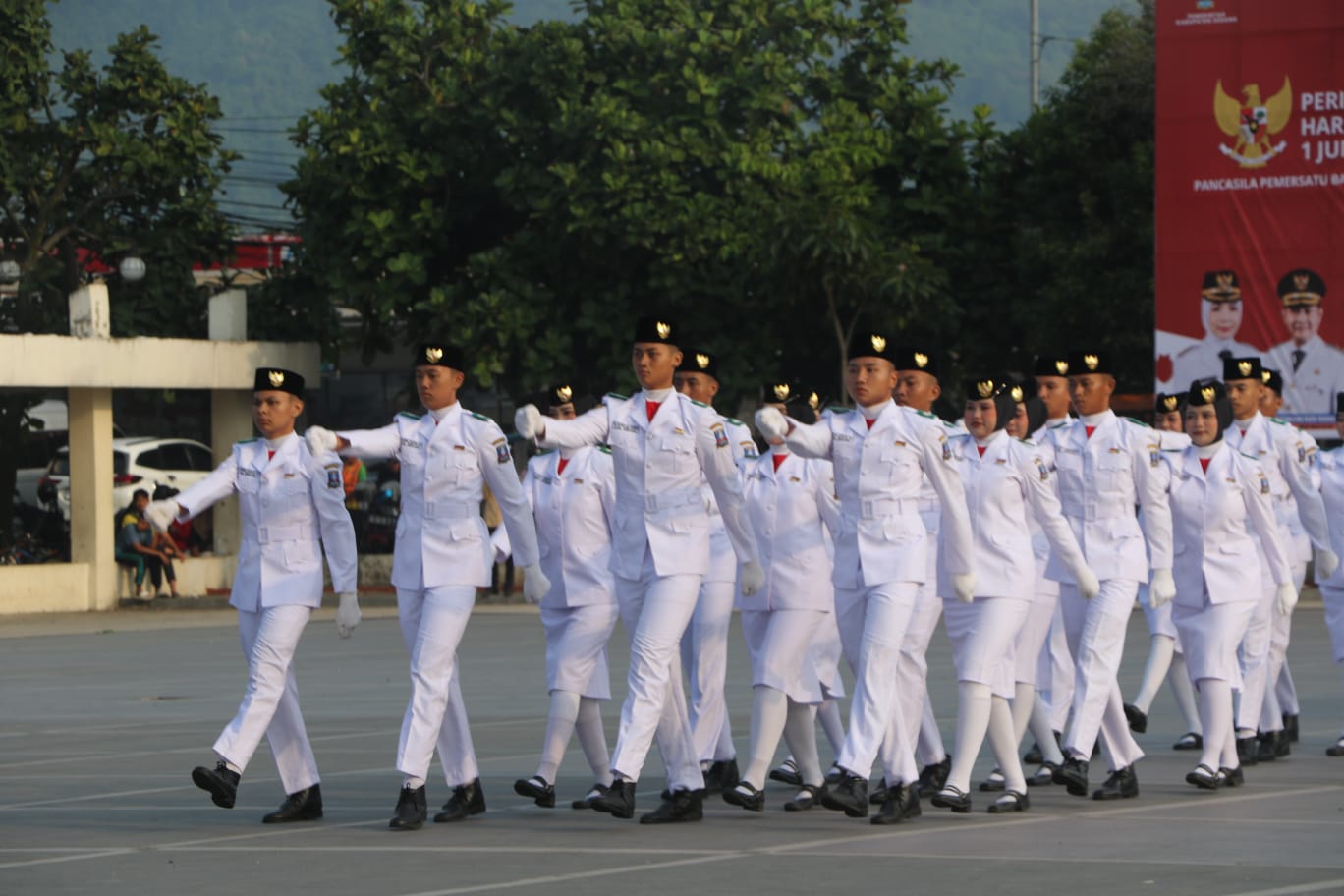 Pasukan pengibar bendera melaksanakan tugasnya dalam peringatan Hari Lahir Pancasila ke-81, di Alun-alun Kecamatan Kramatwatu pada Senin (1/6). HUMAS PEMKAN SERANG