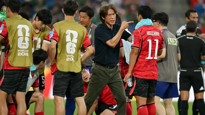 Pelatih Korsel Hong Myung-bo (kaos hitam) bersama skuad Korsel di Piala Dunia 2026. Foto : Ist
