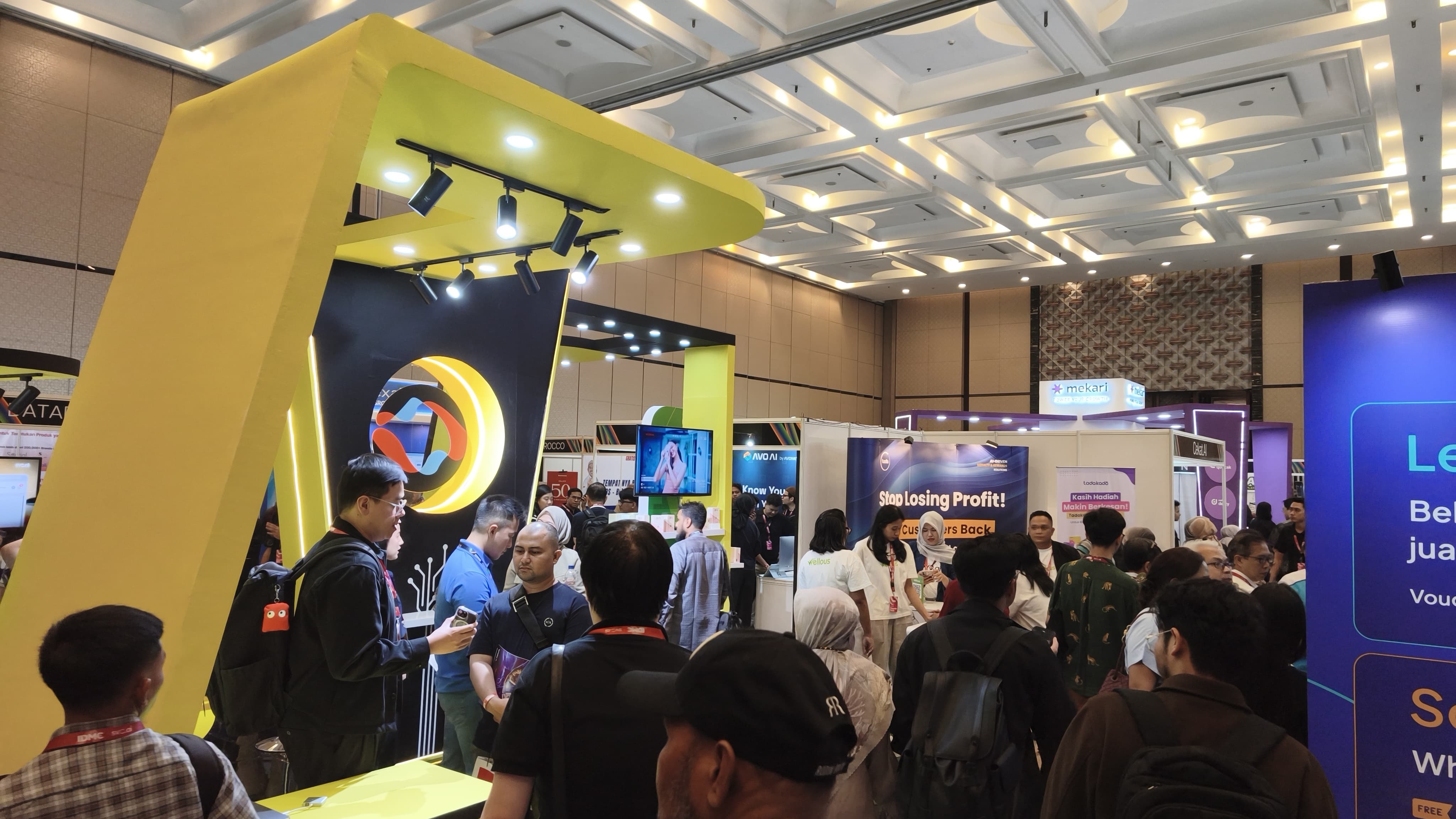 Suasana area pameran IDMC 2026 di ICE BSD City yang mempertemukan pelaku bisnis, praktisi pemasaran, dan perusahaan teknologi dalam semangat kolaborasi serta inovasi digital. Foto : Emir MG