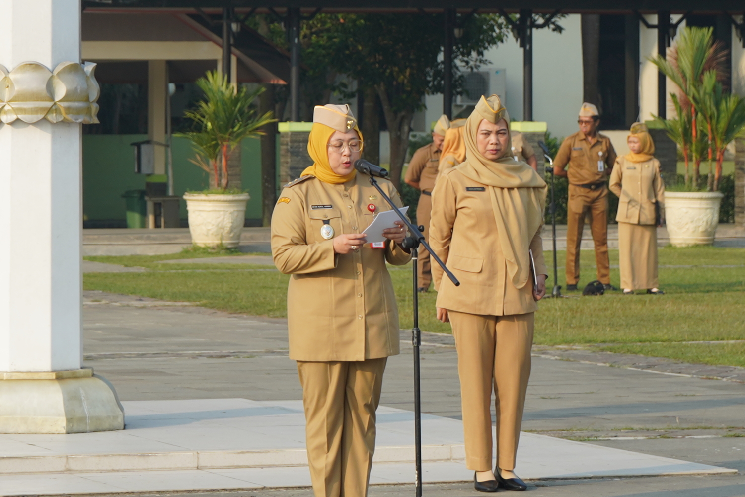Wakil Bupati Tangerang, Intan Nurul Hikmah, saat memimpin Apel Pagi Aparatur Sipil Negara (ASN) lingkungan Pemerintah Kabupaten (Pemkab) Tangerang, di Lapangan Raden Arya Yudha Negara, Pusat Pemerintahan Kabupaten (Puspemkab) Tangerang, Tigaraksa pada Senin (8/6).