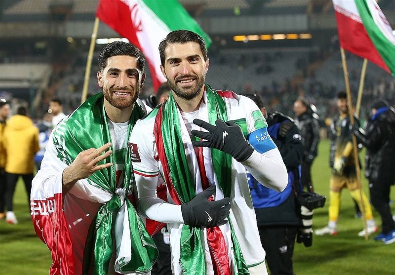 Bintang Timnas Iran Alireza Jahanbakhsh (kiri)
