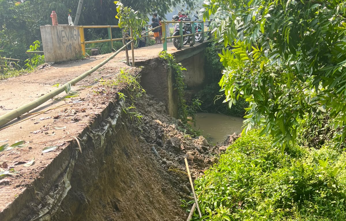 TIDAK BISA DILALUI. Kondisi jalan poros desa yang menghubungkan Kecamatan Cimarga dan Kecamatan Cikulur, Kabupaten Lebak, tergerus longsor pada Senin (29/6) malam. Kini akses tersebut tidak bisa dilalui, karena sangat
