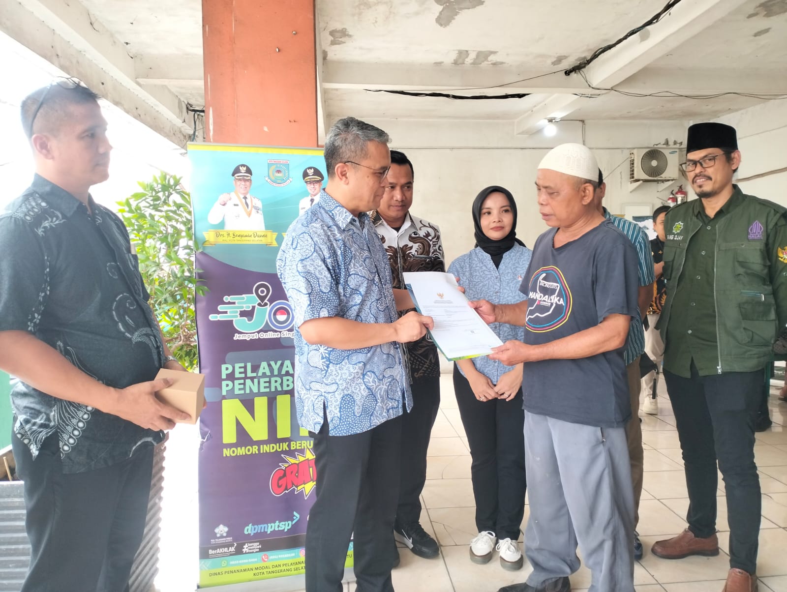 Layanan jemput bola yang digelar Dinas Penanaman Modal dan Pelayanan Terpadu Satu Pintu (DPMPTSP) Kota Tangsel di Pasar Serpong, Kamis (25/6). (tangselpos.id/irm)