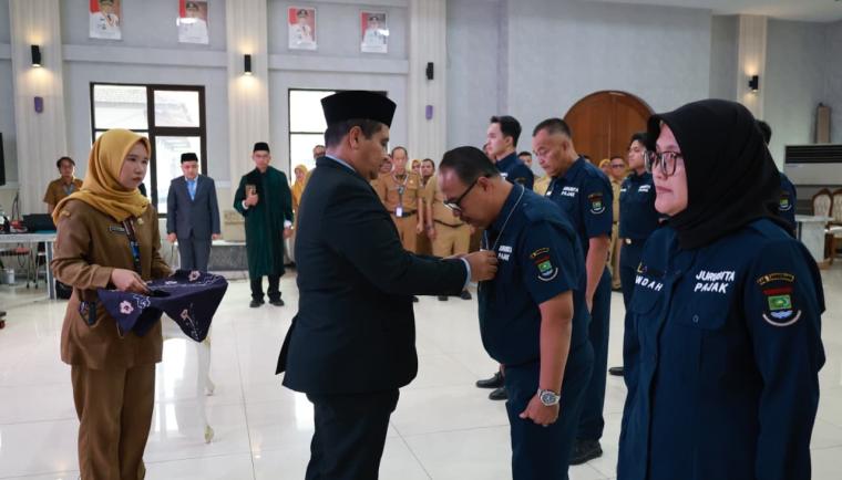 PENGANGKATAN. Suasana acara pengangkatan dan pengambilan sumpah atau janji 10 orang Jurusita Pajak pada Badan Pendapatan Daerah (Bapenda) Kabupaten Tangerang yang berlangsung di Pendopo Bupati, Senin (22/6).