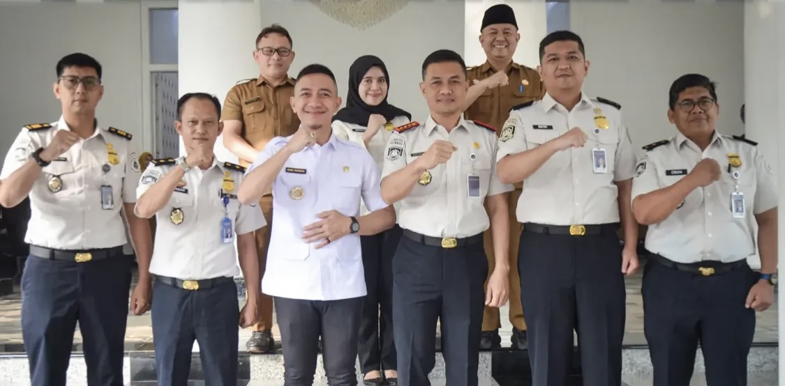 Usai melakukan rapat koordinasi, pihak Kantor Imigrasi Kelas I Non TPI Serang, foto bersama Bupati Lebak, di depan di Gedung Negara Bupati Lebak, Selasa (23/7). (DOK. PROKOPIM SETDA LEBAK)