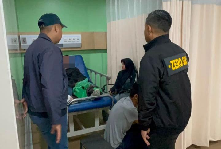 JENGUK KORBAN - Kapolres Tangsel AKBP Boy Jumalolo menjenguk warga yang alami kecelakaan