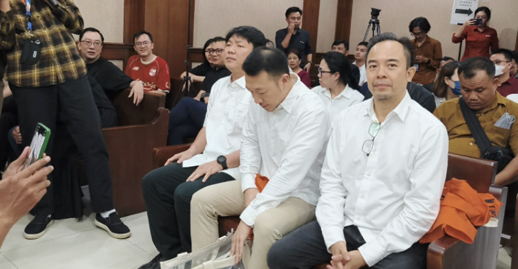 Pemilik PT Blueray Cargo, John Field (kanan) saat menjalani pemeriksaan sebagai terdakwa di Tipikor Jakarta Pusat, Jumat (12/6/2026). Foto: Ist