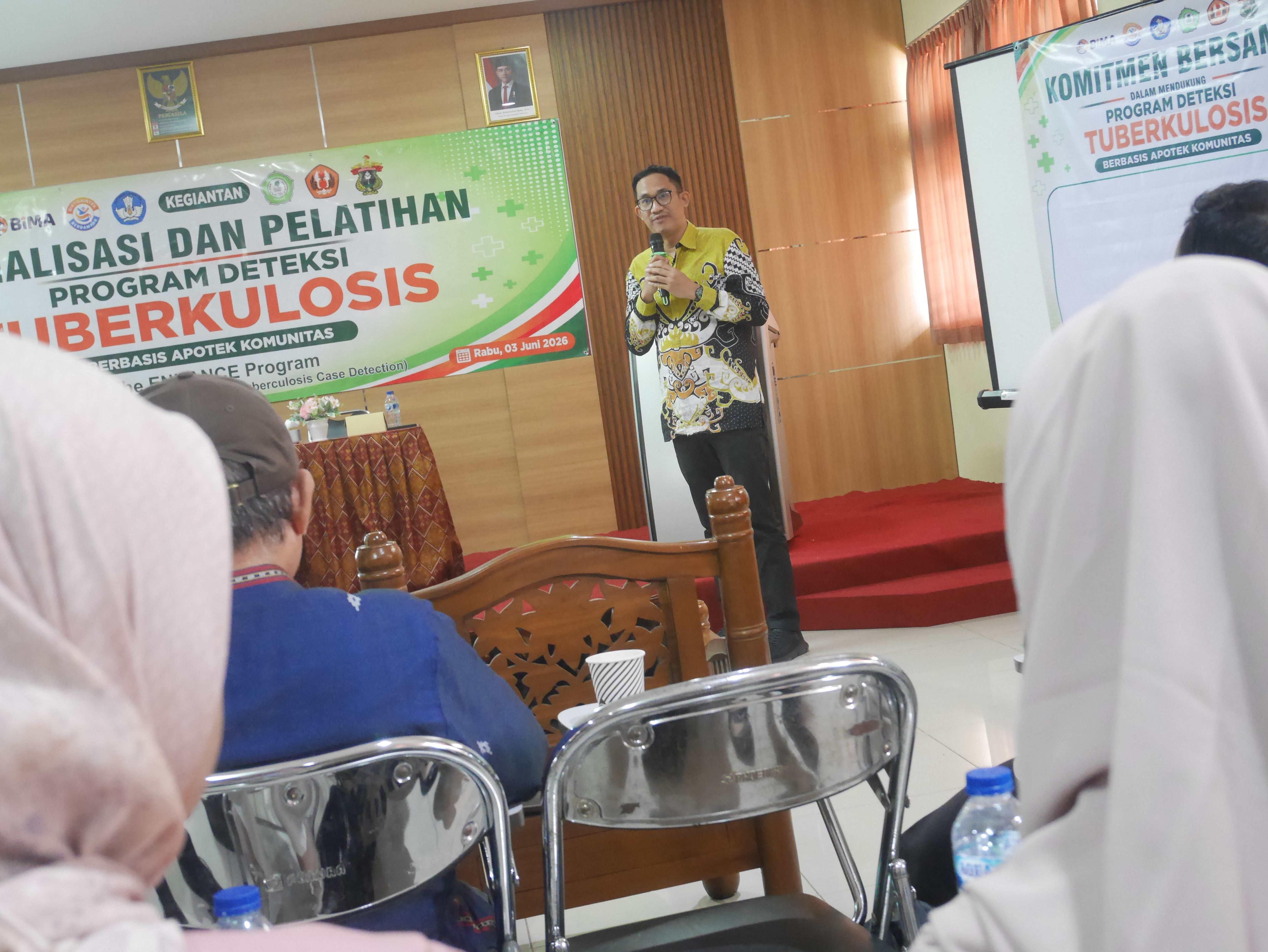 Akademisi Universitas Padjadjaran, Prof.  Ivan Surya Pradipta, saat menyampaikan materi dalam acara sosialisasi dan pelatihan program deteksi dini TB berbasis apotek komunitas di Kampus STIKES Salsabila, Kota Serang, Rabu (3/6/2026).(Ari Supriadi-tangselpos.id)